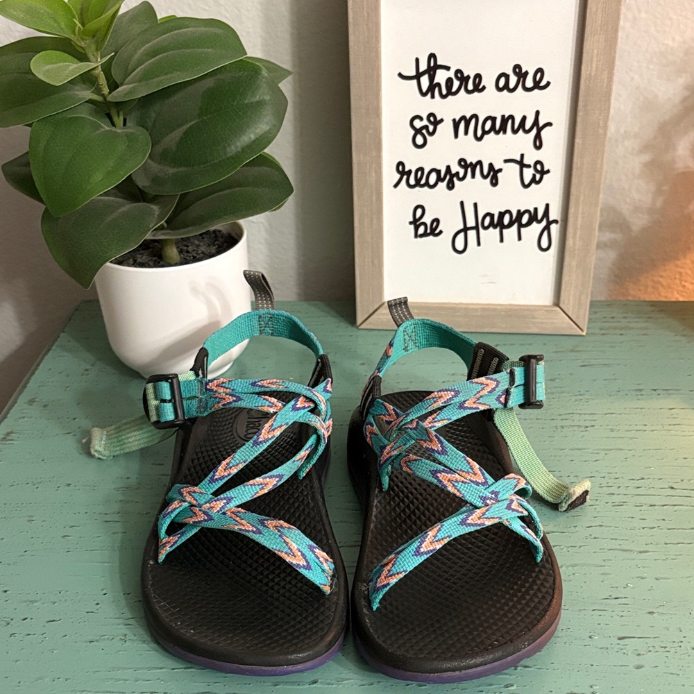 Teal and Black Strappy Chaco Sandals SZ 2 Kids box 118